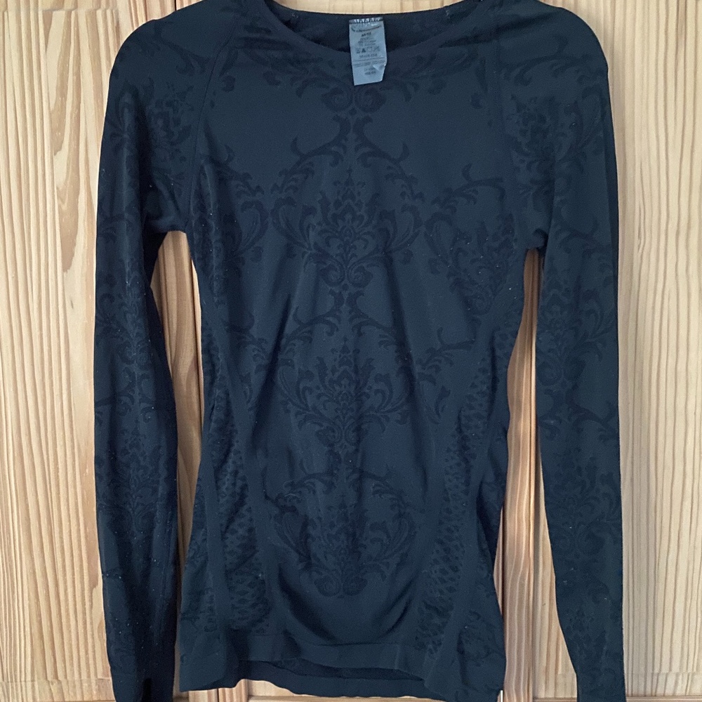 Great thin black workout top (Medium)